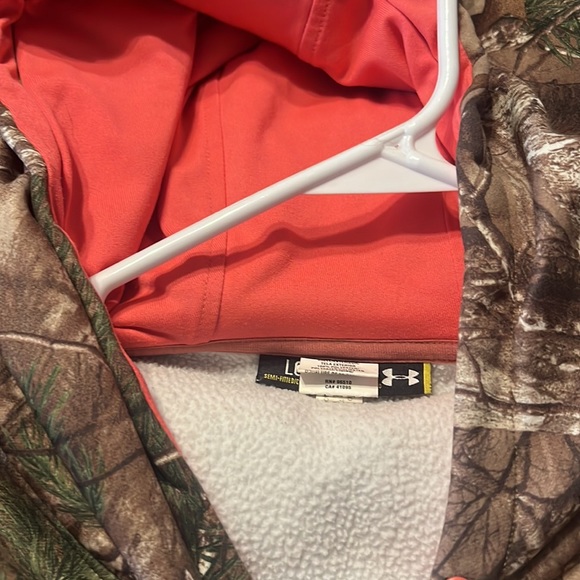 Woman’s Under Armor hoodie - Picture 3 of 3